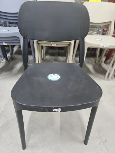 Cadeira de plástico preta