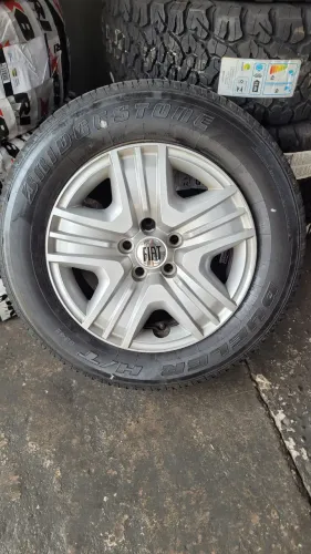 Roda aro 16 orginais Fiat Toro com pneus Bridgestone