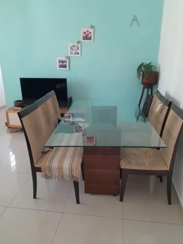 Mesa de madeira c/ tampão vidro.