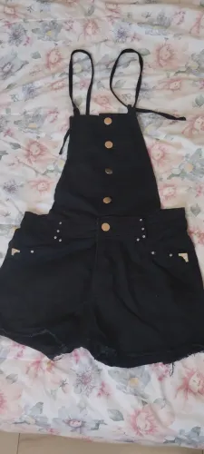 Macacão Shorts Jeans Preto com Detalhes
