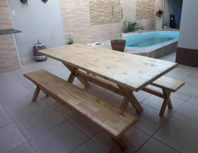 Mesa de madeira com 2 bancos