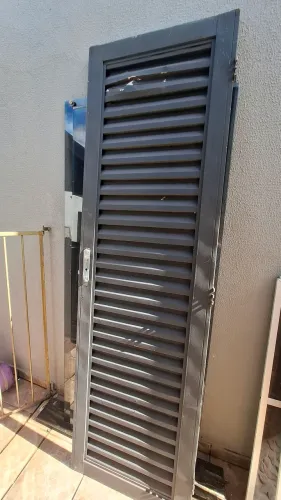 Porta em alumínio de 60cm largura