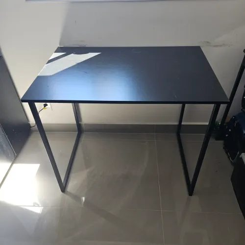 Mesa estilo industrial de mdf e pernas de alumínio 