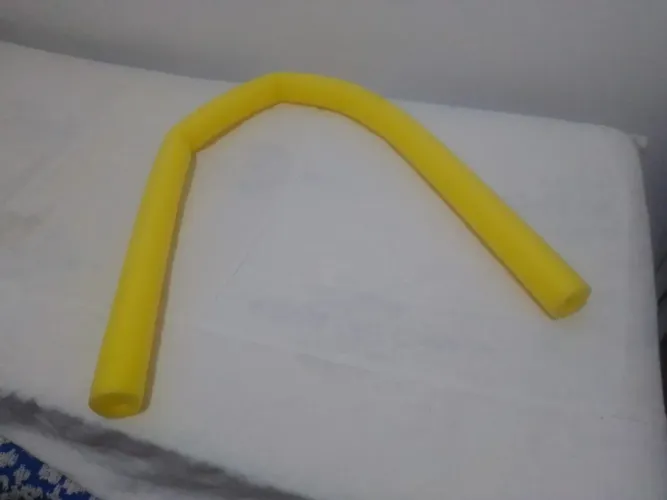 Bóia de piscina tipo macarrão