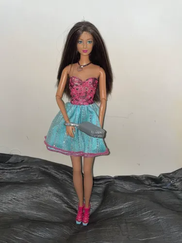 Boneca Barbie Kayla fashion Fever articulada mattel