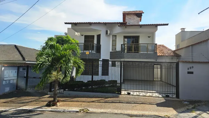Sobrado em lote grande