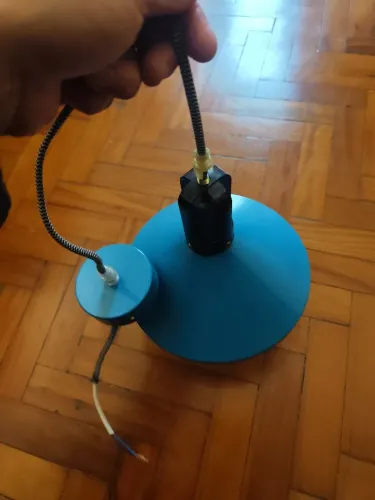 Luminária pendente azul com fio encapado