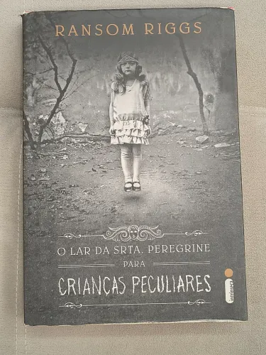Livro capa dura e jacket Orfanato da srta. peregrine para crianças peculiares 