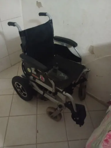 Troco cadeira de rodas elétrica por celular