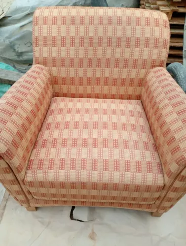 POLTRONA ESTOFADA - CONFORTO E ELEGÂNCIA!