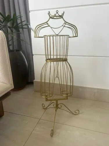 Manequim Infantil Decorativo Dourado em Ferro com Coroa | Expositor para Loja e Decoração