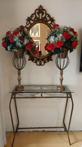 Vasos ânforas em base resina e ferro dourada com arranjos de rosas
