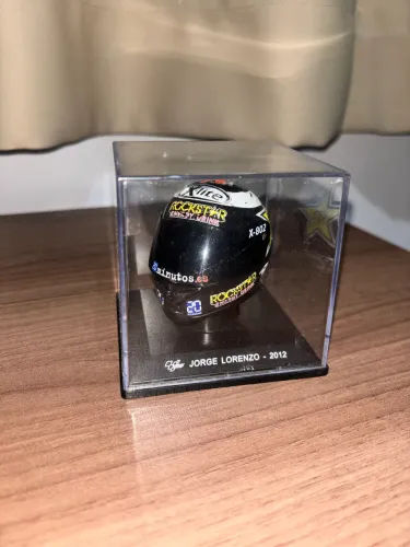 capacete miniatura moto gp Jorge Lorenzo 2012