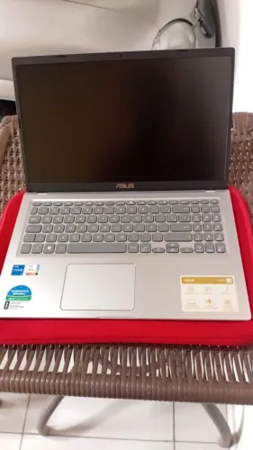 Vendo uma notebook Vivobook ASUS, com apenas 1 ano de uso, acompanhar os acessórios.