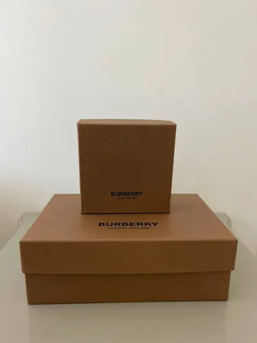 2 caixas Burberry