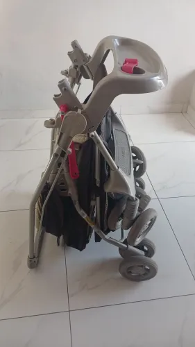 Carrinho de bebê em ótimo estado, apenas algumas marcas de uso.