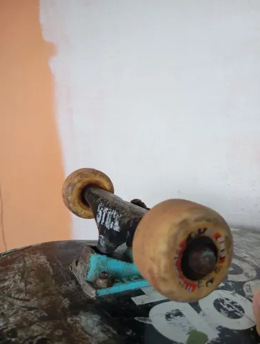 Truck de skate junto com rodas
