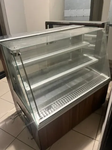 Vitrine Fria - Estufa com luzes internas