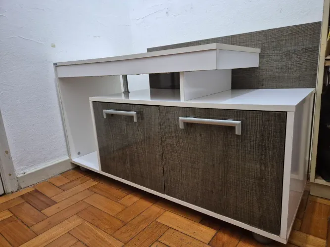 Rack para TV Bartira (Branco e Amadeirado) - Muito Firme