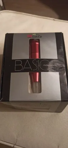 Máquina para maquiagem definitiva BASIC é composta de cabo, corpo e ponteira descartável. 