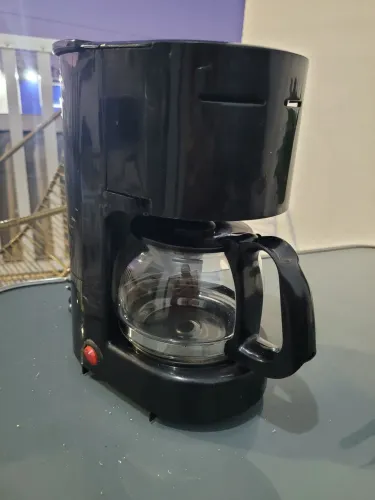 Cafeteira Elétrica Preta com Jarra de Vidro