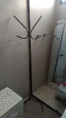 Cabide de chão em metal cor bronze semi novo 