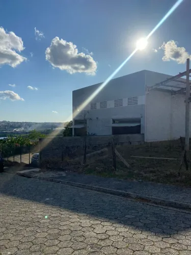 Vendo Terreno de 835 m2 com Pré moldado para barracão de 420m2 e 7m de pé direito.