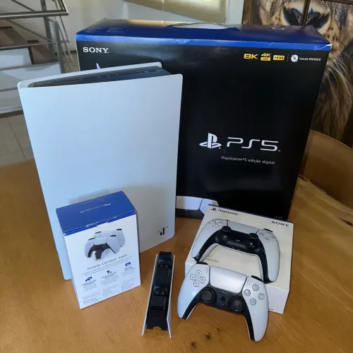 PS5 Digital 825GB + 2 DualSense + Base Carregadora Sony
