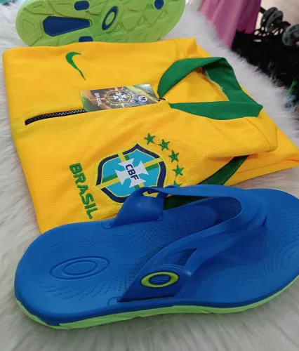 Kit blusa e chinelo Oakley ?