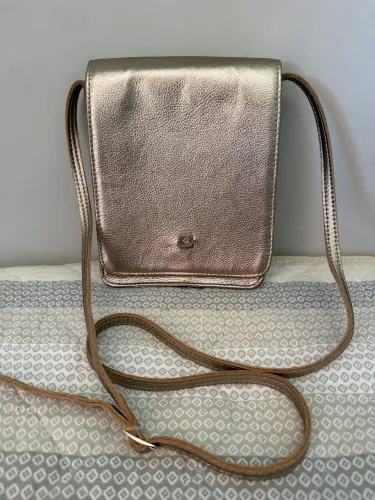 Bolsa lateral Dourada  COURO VIA MIA 