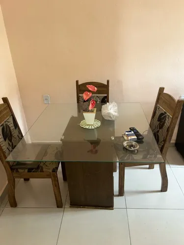Mesa de jantar com 4 cadeiras