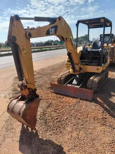 Mini escavadeira Caterpillar 302.5C cabine aberta