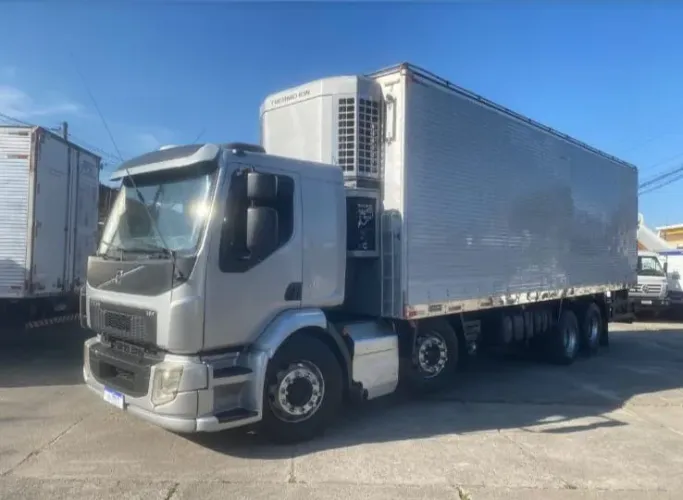 Volvo VM 270 8x2 Bi Truck Baú refrigerado