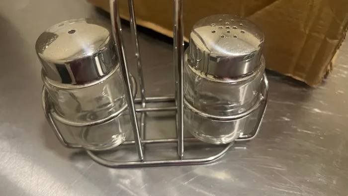 Galheteiro de vidro em inox