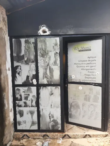 Porta para salão de beleza medida 2.10 de comprimento por 2.15 de altura com marcas d uso 