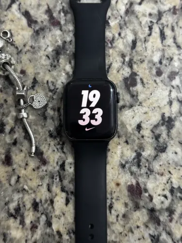 Apple Watch 6 acompanha carregador e pulseiras