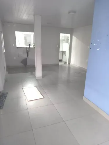 CONFIRA! CASA BEM LOCALIZADA PRÓXIMO DE COMÉRCIO E TRANSPORTE!!