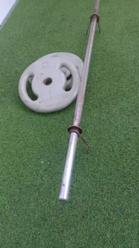 1 Barra de ferro e 2 anilhas 10 kg cada