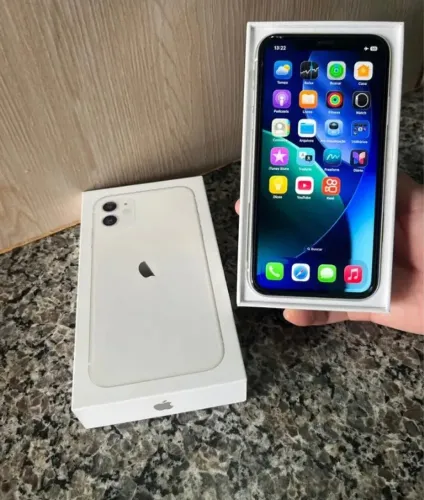 Iphone 11 na caixa sem detalhes