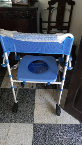 Oportunidade única! Cadeira de banho para idoso novinha, garantindo conforto e segurança.