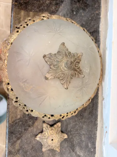 luminária/plafon antigo de teto ou parede, com cúpula de vidro fosco