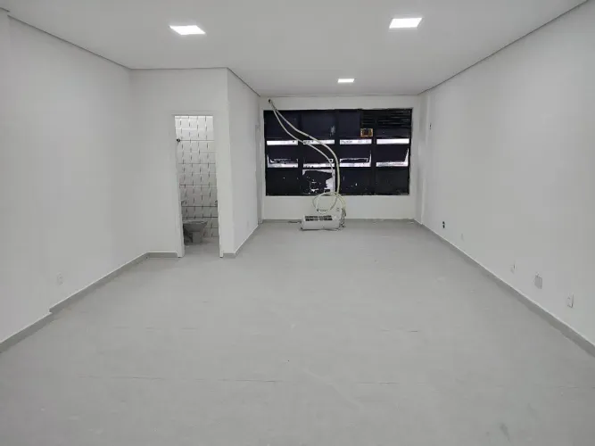 ALUGUEL DE SALA COMERCIAL GRANDE E COM DIVISÓRIA DE 64m2 COM 2 BANHEIROS NO BAIRRO DA APAR