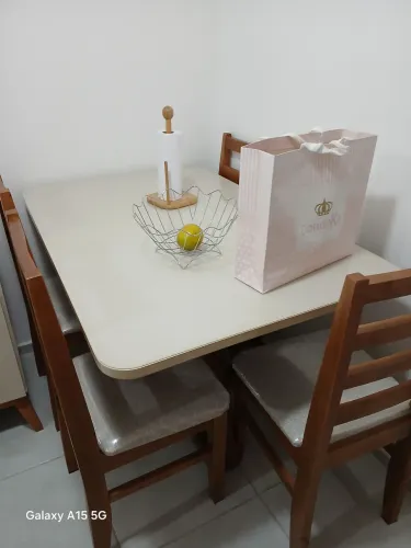 Mesa nova com 4 cadeiras de madeira medida da mesa 120cm  por 90 cm