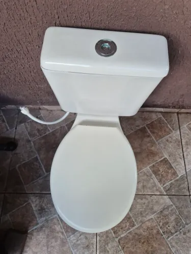 Vaso sanitário com caixa acoplada e assento almofadado cor bege/ creme