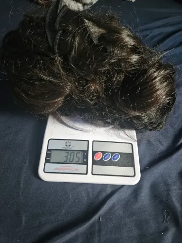 Cabelo humano brasileiro cacheados ele está costurado na tela tem 305 gramas