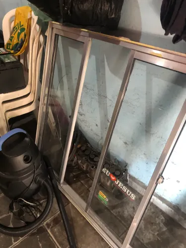 Janela com 2 vidros quebrados medida . Altura 1 metrô largura 1.20 