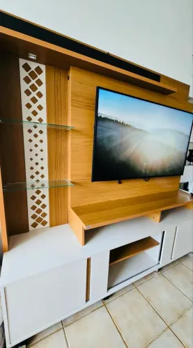 Painel/Rack para TV até 50? com LED, Prateleiras de Vidro e Rodinhas - Ótimo Estado
