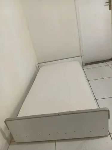 Cama infantil com colchão.