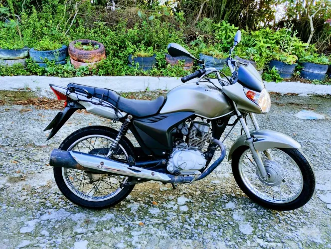 Moto impecável toda em dia no meu nome , não aceito oferta