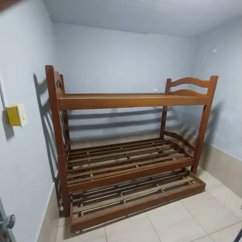 CAMA BELICHE DE MADEIRA COM AUXILIAR 
